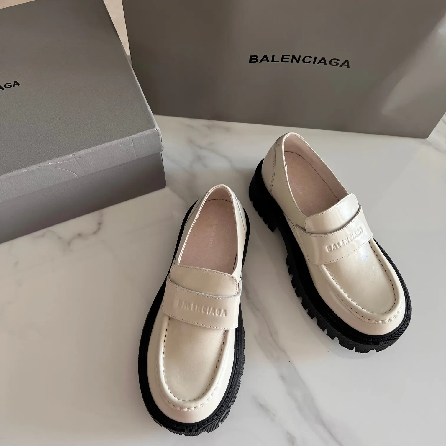 👟👟Ex-factory price 600👟👟 BALENCIAGA# Balenciaga's new big-toe derby shoes TRACTOR big-toe derby shoes loafers👞 Original medium-gloss open-edge beaded cowhide. Restrained and stylish. Matched with the brand logo on the shoe cover. The rhythm of closing your eyes. The lining and feet are made of black silk cowhide. The texture is soft and delicate. The gear-shaped rubber outsole is 5cm higher. Size: 35-40 (customization of 40 pieces is not returnable)